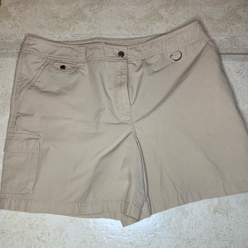 Jones New York Cream Color Shorts size 16 Pocket